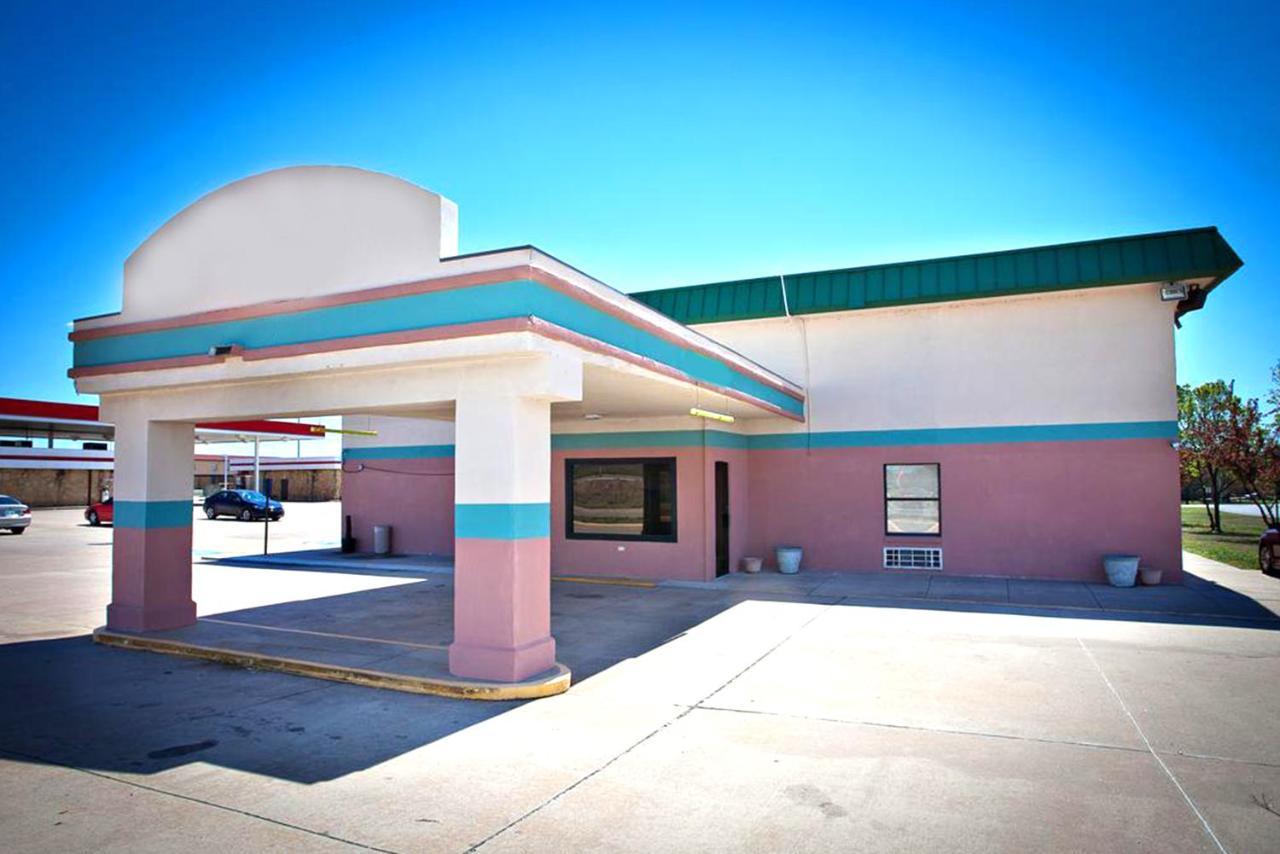 Days Inn By Wyndham Park City Kansas Exterior foto