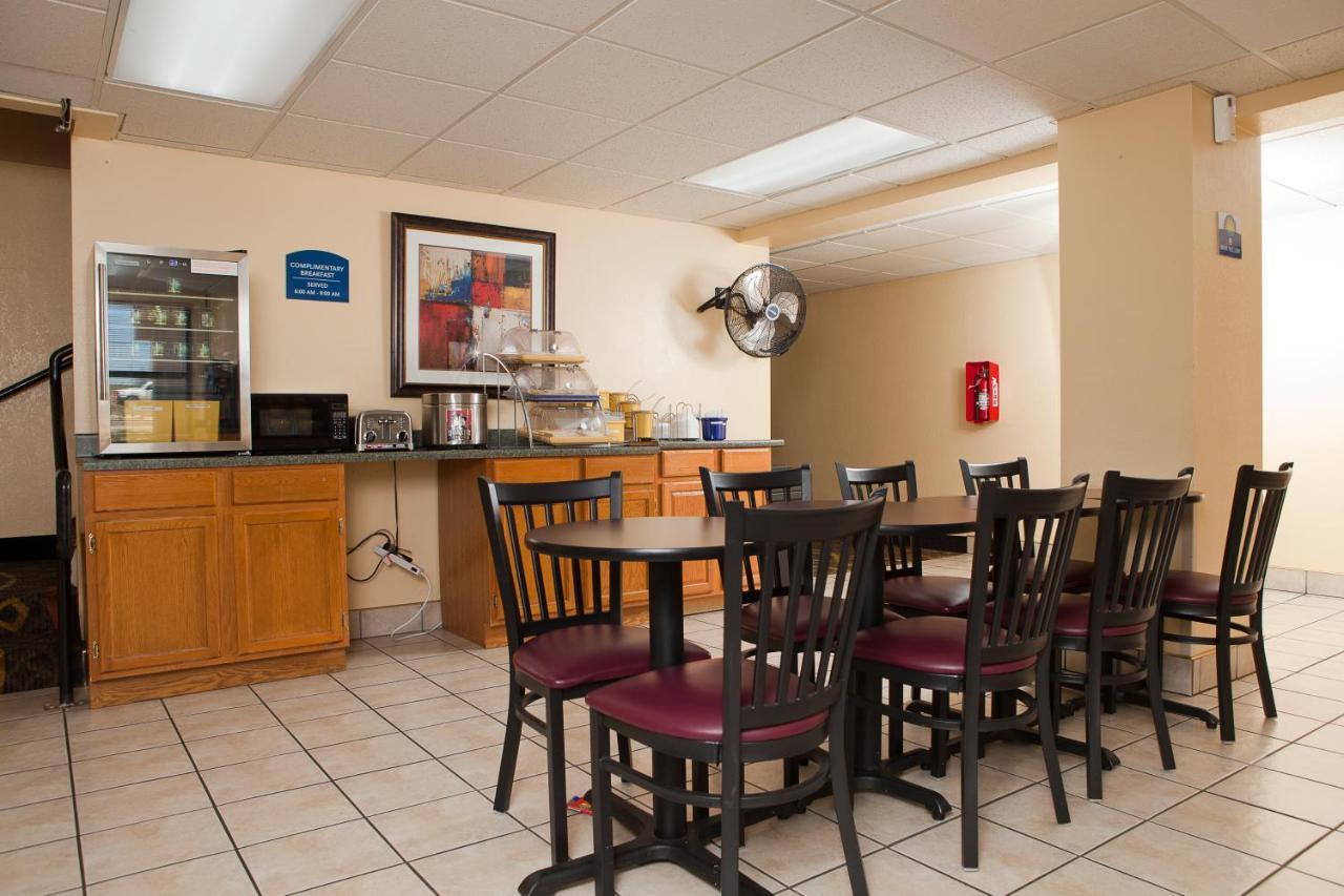 Days Inn By Wyndham Park City Kansas Exterior foto