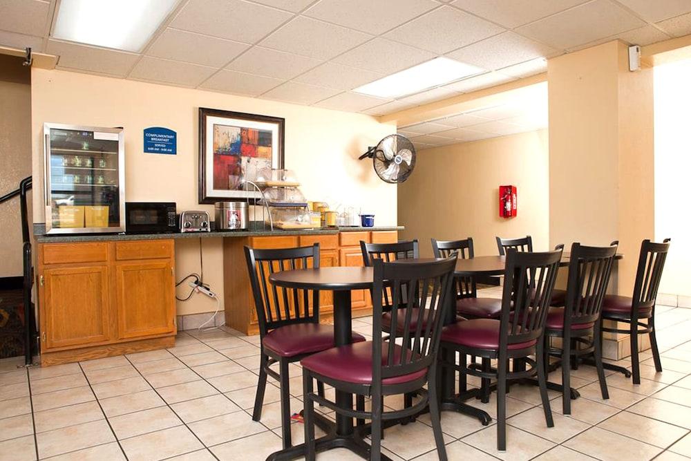 Days Inn By Wyndham Park City Kansas Exterior foto