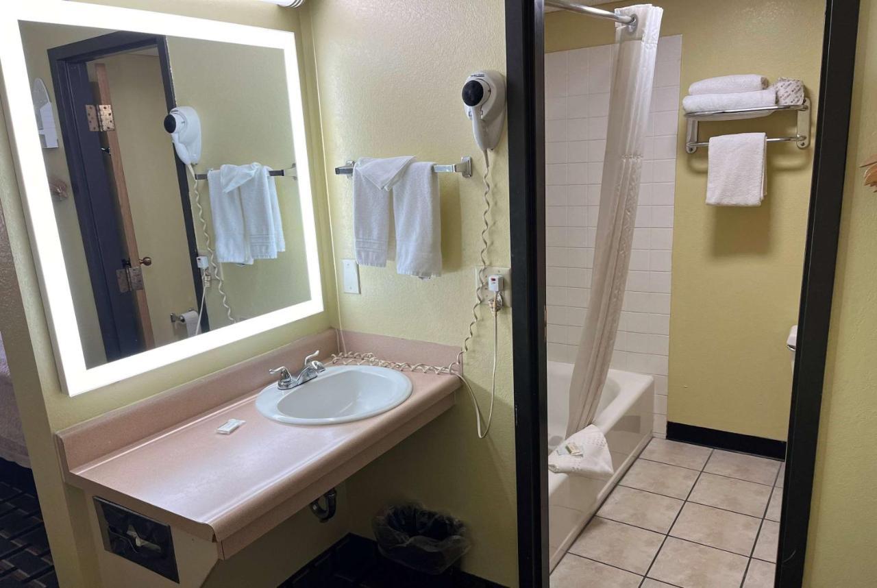 Days Inn By Wyndham Park City Kansas Exterior foto