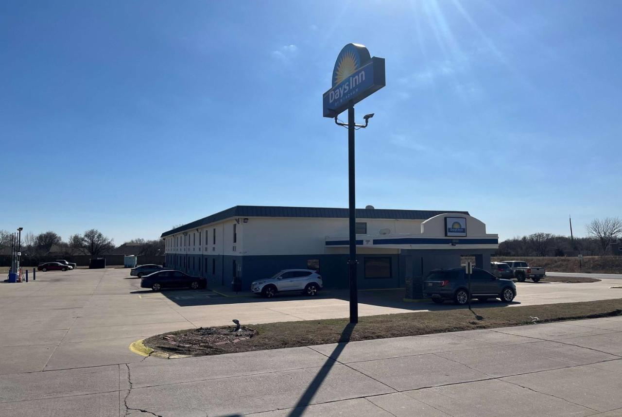 Days Inn By Wyndham Park City Kansas Exterior foto